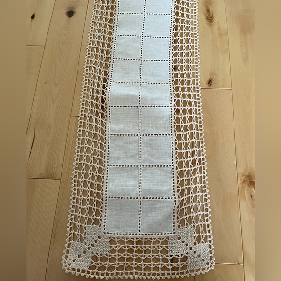 Beautiful Linen/Crocheted Runner - Picture 2 of 7